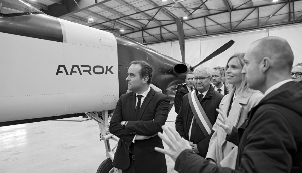 Présentation du drone MALE Aarok de la PME Turgis Gaillard au ministre des armées Sébastien Lecornu, à l'aérodrome du Breuil (Centre-Val de Loire, France), le 27 février 2025.