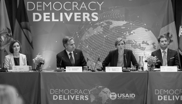 La présidente moldave Maia Sandu, le secrétaire d'État américain Antony Blinken, l'administratrice de l'USAID Samantha Power et Scott Nathan, PDG de la US International Development Finance Corporation, participent à l'événement USAID Democracy Delivers lors de la 77e Assemblée générale des Nations Unies, à New York, le 20 septembre 2022.