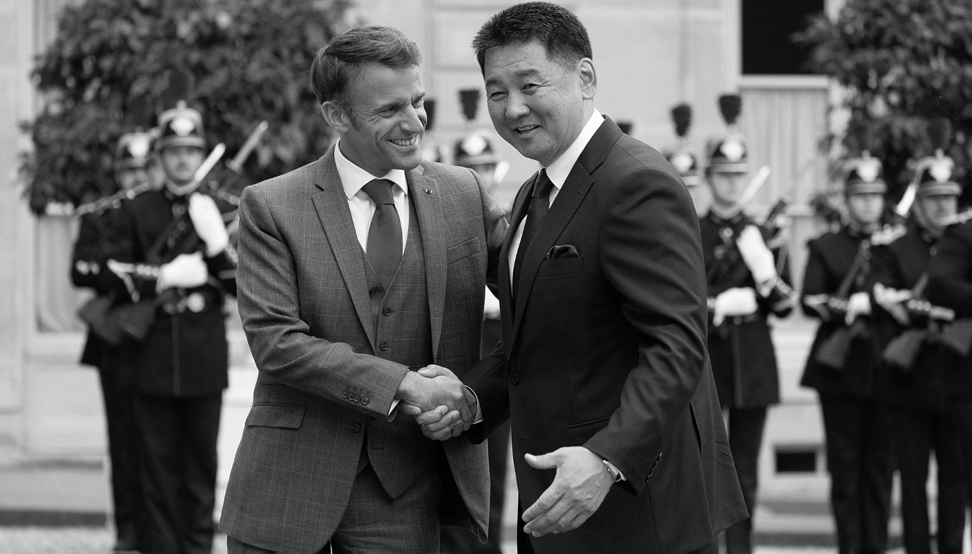 Le président français Emmanuel Macron accueillant son homologue mongol Ukhnaagiin Khürelsükh à l'Élysée, à Paris, le 12 octobre 2023