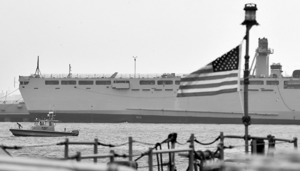 La société de drones Haris Unmanned Systems a été freinée dans son développement au Bahreïn. La présence de la Ve flotte américaine restreignant l'espace aérien disponible pour effectuer des tests.