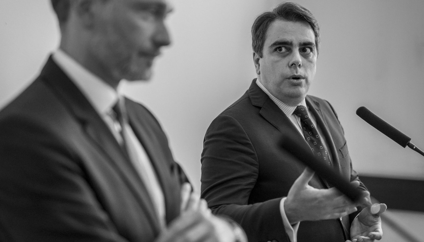 Le ministre bulgare des finances, Asen Vasilev (à droite), en juin 2022.