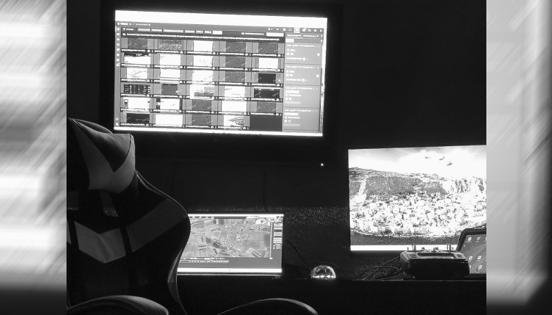 Un PC de lutte anti-drones ukrainien avec les applications Graphit et Vezha (module d'analyse vidéo en temps réel du champ de bataille) en fonction.