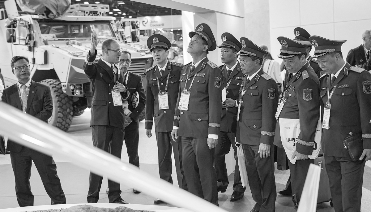 Délégation de l’armée vietnamienne sur le stand du ministère francais des armées, le 15 juin 2026 au salon Eurosatory, à Villepinte.