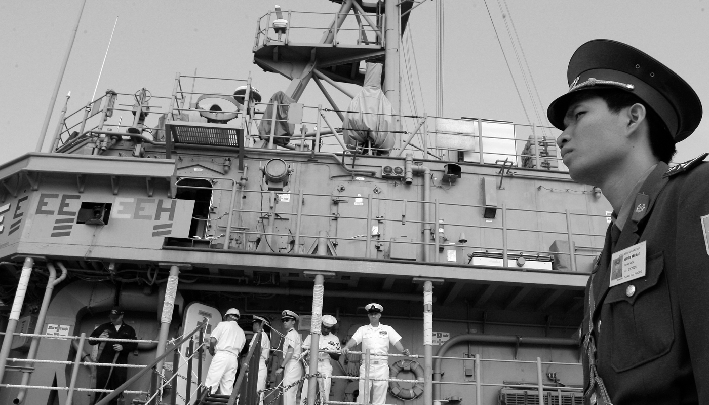 Un garde-côte vietnamien aux côtés du navire américain USS Patriot, dans le port d'Hai Phong.