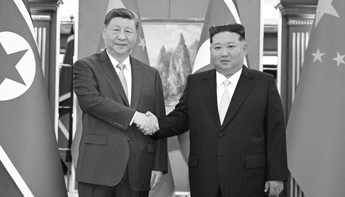 Le président chinois Xi Jinping et son homologue nord-coréen Kim Jong-un, à Pyongyang, le 8 juin 2026.