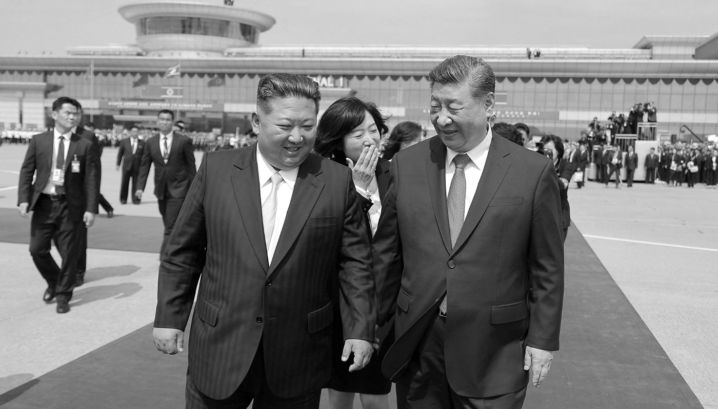 Le président nord-coréen Kim Jong-un et son homologue chinois Xi Jinping à l'aéroport de Pyongyang, le 9 juin 2026.