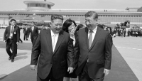 Le président nord-coréen Kim Jong-un et son homologue chinois Xi Jinping à l'aéroport de Pyongyang, le 9 juin 2026.