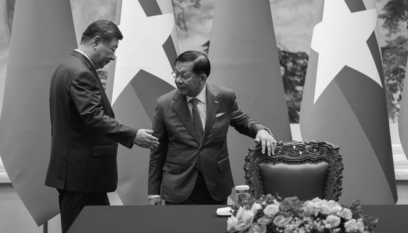 Le président chinois Xi Jinping et le président birman Min Aung Hlaing au Palais de l'Assemblée du peuple, le 16 juin 2026 à Pékin.