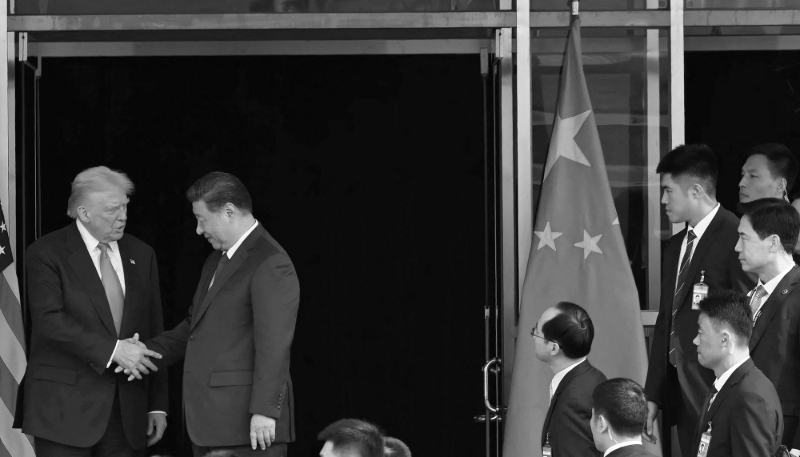 Le président américain Donald Trump et le président chinois Xi Jinping lors de leur rencontre sur la base aérienne de Gimhae, à Busan, en Corée du Sud, le 30 octobre 2025.