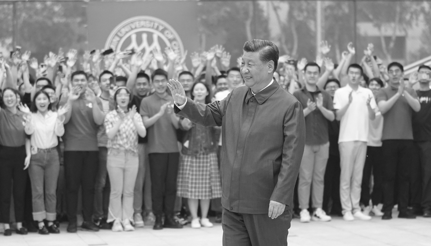 Le président chinois Xi Jinping lors d'une visite à l'université Renmin de Chine à Pékin, le 25 avril 2022.