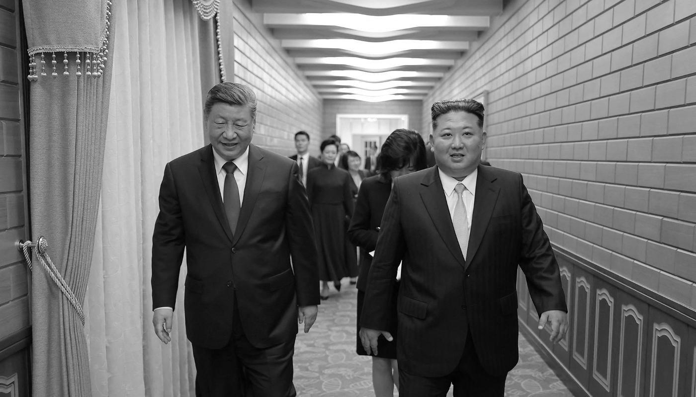 Le dirigeant nord-coréen Kim Jong-un (à droite) et son homologue chinois Xi Jinping à Pyongyang, le 8 juin 2026.