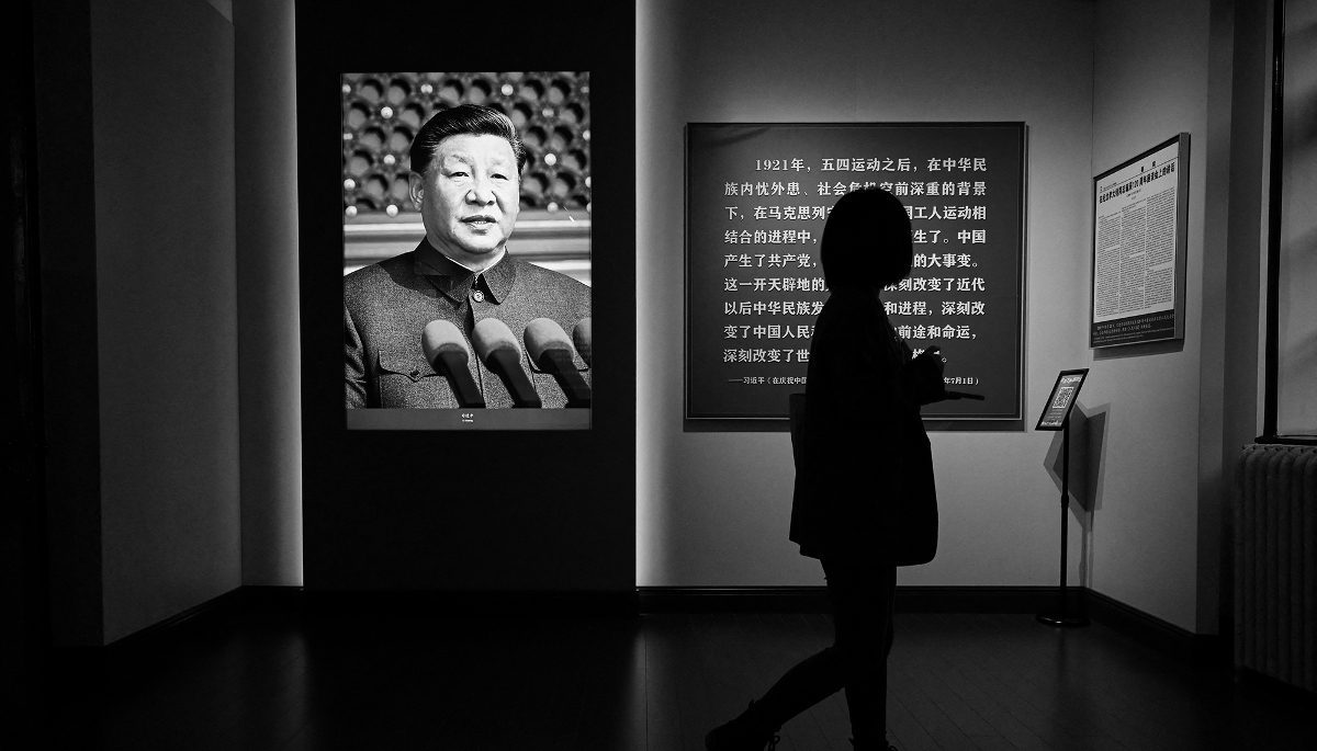 Un portrait du président chinois Xi Jinping exposé lors d'une exposition consacrée à l'histoire du Parti communiste chinois (PCC) à la Peking University (Beida), le 7 octobre 2022.