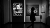 Un portrait du président chinois Xi Jinping exposé lors d'une exposition consacrée à l'histoire du Parti communiste chinois (PCC) à la Peking University (Beida), le 7 octobre 2022.