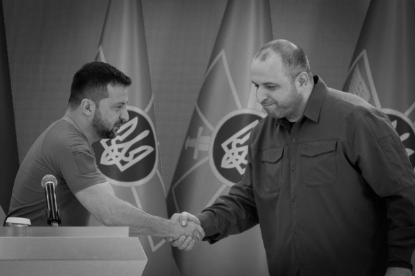 Le président ukrainien Volodymyr Zelensky et le nouveau ministre de la défense Roustem Oumerov (à droite).