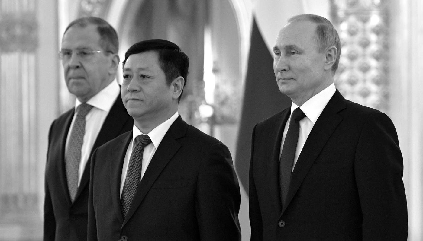 (De gauche à droite) Le ministre russe des affaires étrangères Sergueï Lavrov, l'ambassadeur de Chine en Russie Zhang Hanhui et le président russe Vladimir Poutine à Moscou, le 5 février 2020.