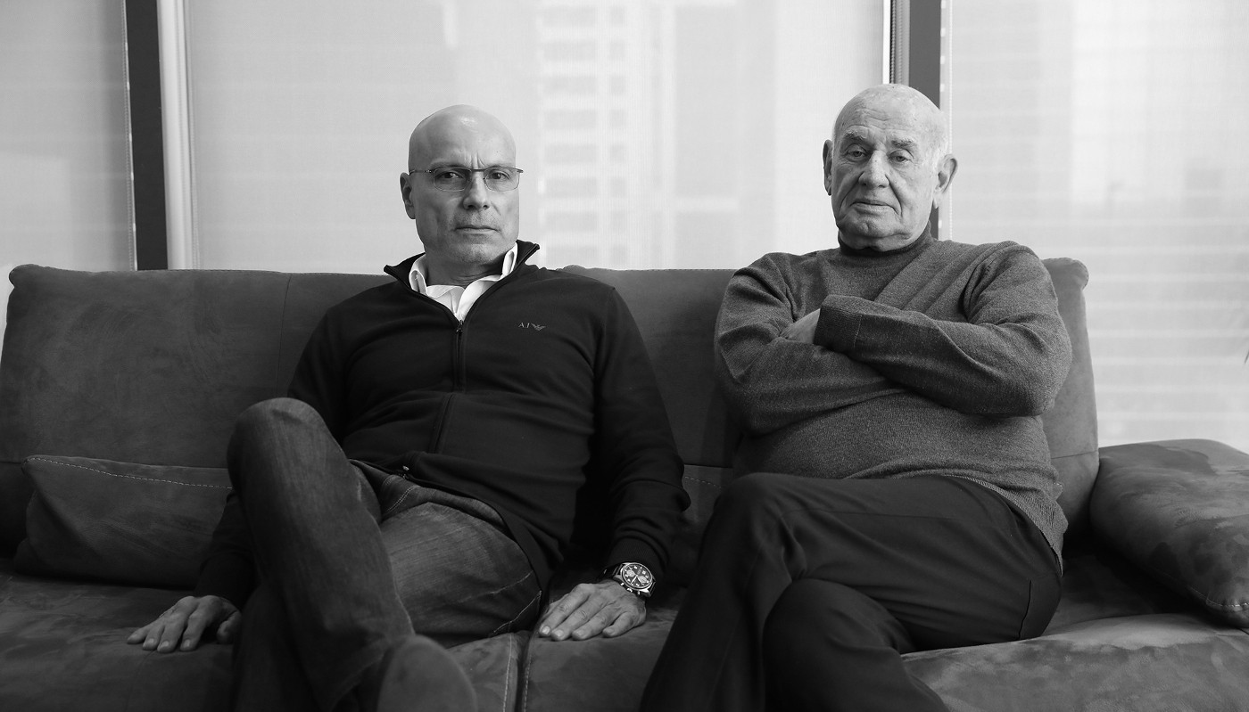 Zvika Nave (à gauche), fondateur de CGI Group, et Yaakov Peri (à droite), actuel président de l'entreprise et ancien directeur du Shin Bet, dans les bureaux de CGI, à Tel-Aviv, en 2020.