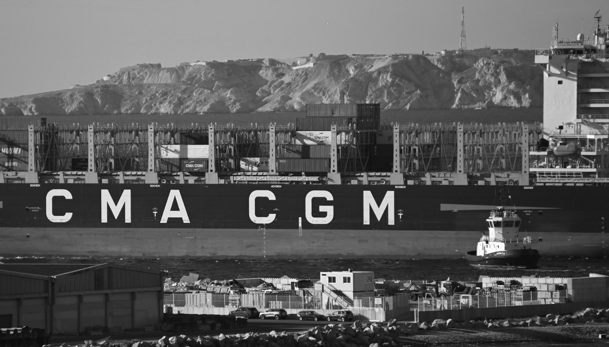 Un porte-conteneurs de la compagnie CMA CGM arrivant à Marseille.