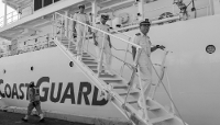 Le capitaine Naoki Mizoguchi (à droite), commandant du navire Itsukushima de la garde-côte japonaise, débarque sur un quai de Manille, aux Philippines, le 16 juillet 2026.