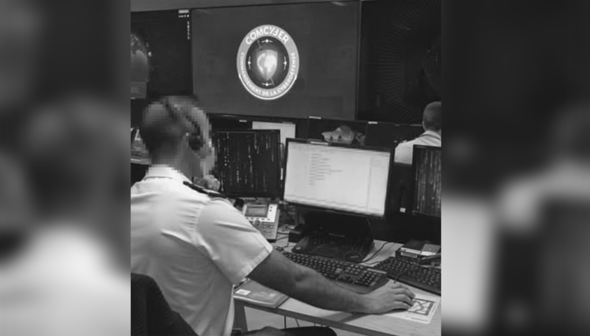 Un analyste de la Cyber Response Team du Centre d’analyse de lutte informatique défensive (Calid).