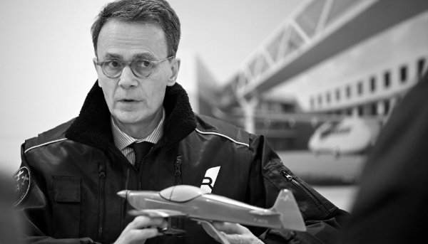 Le directeur de l'aviation civile française, Damien Cazé, le 30 janvier 2025 en visite chez Aura Aéro, à Toulouse.