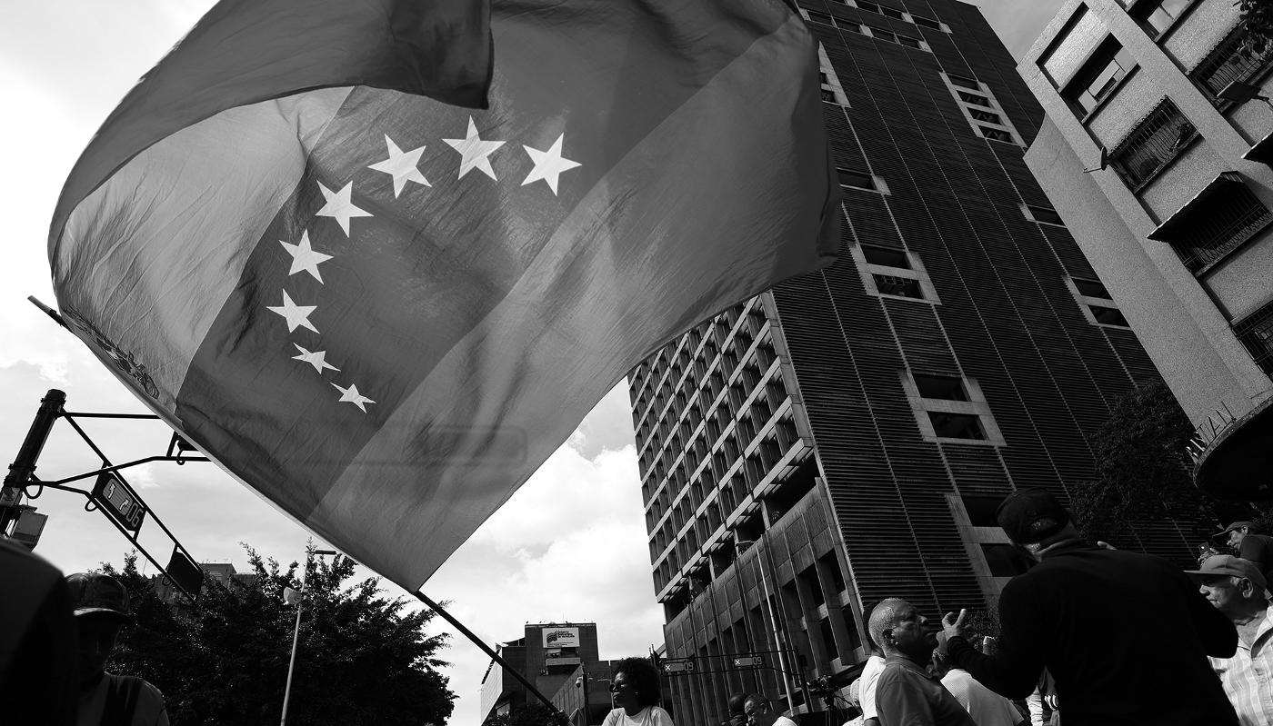 Les partisans du président vénézuélien Nicolas Maduro se rassemblent dans le centre-ville de Caracas pour protester contre les attaques américaines, le 3 janvier 2026.