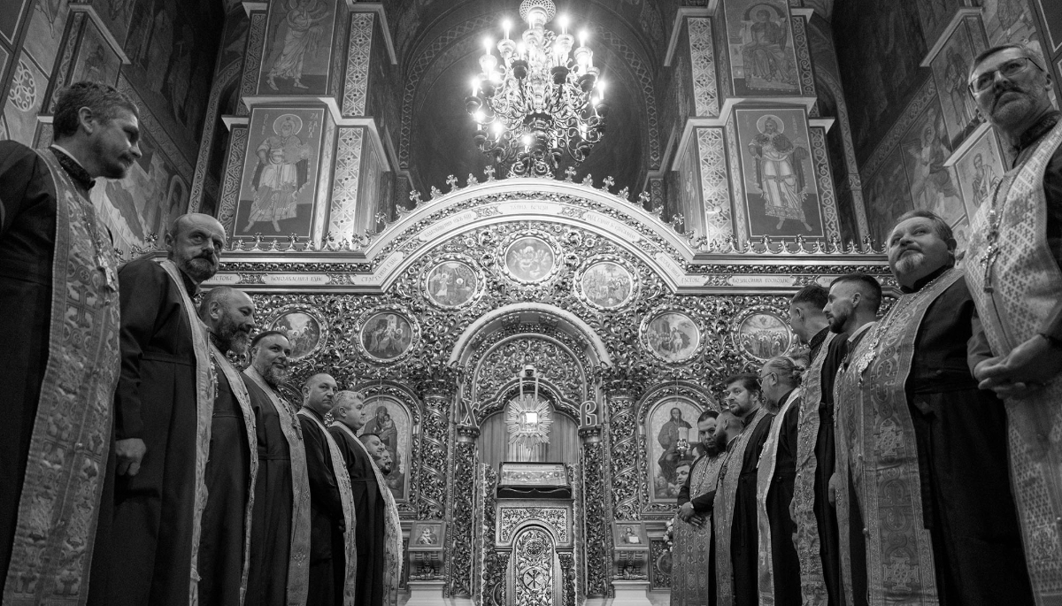 Des chapelains militaires de l'Église orthodoxe d'Ukraine à la cathédrale Saint-Michel de Kiev, le 21 mai 2025.
