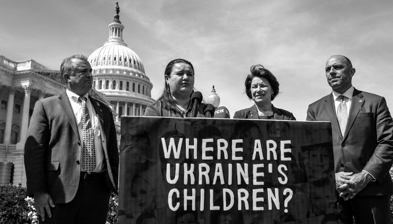 Oksana Markarova, alors ambassadrice ukrainienne aux États-Unis, s'exprime lors d'une conférence de presse à Washington au sujet d'une résolution condamnant la Russie pour l'enlèvement d'enfants ukrainiens, le 19 avril 2023. De gauche à droite : le représentant Don Bacon, Oksana Markarova, la sénatrice Amy Klobuchar et le représentant Jimmy Panetta.