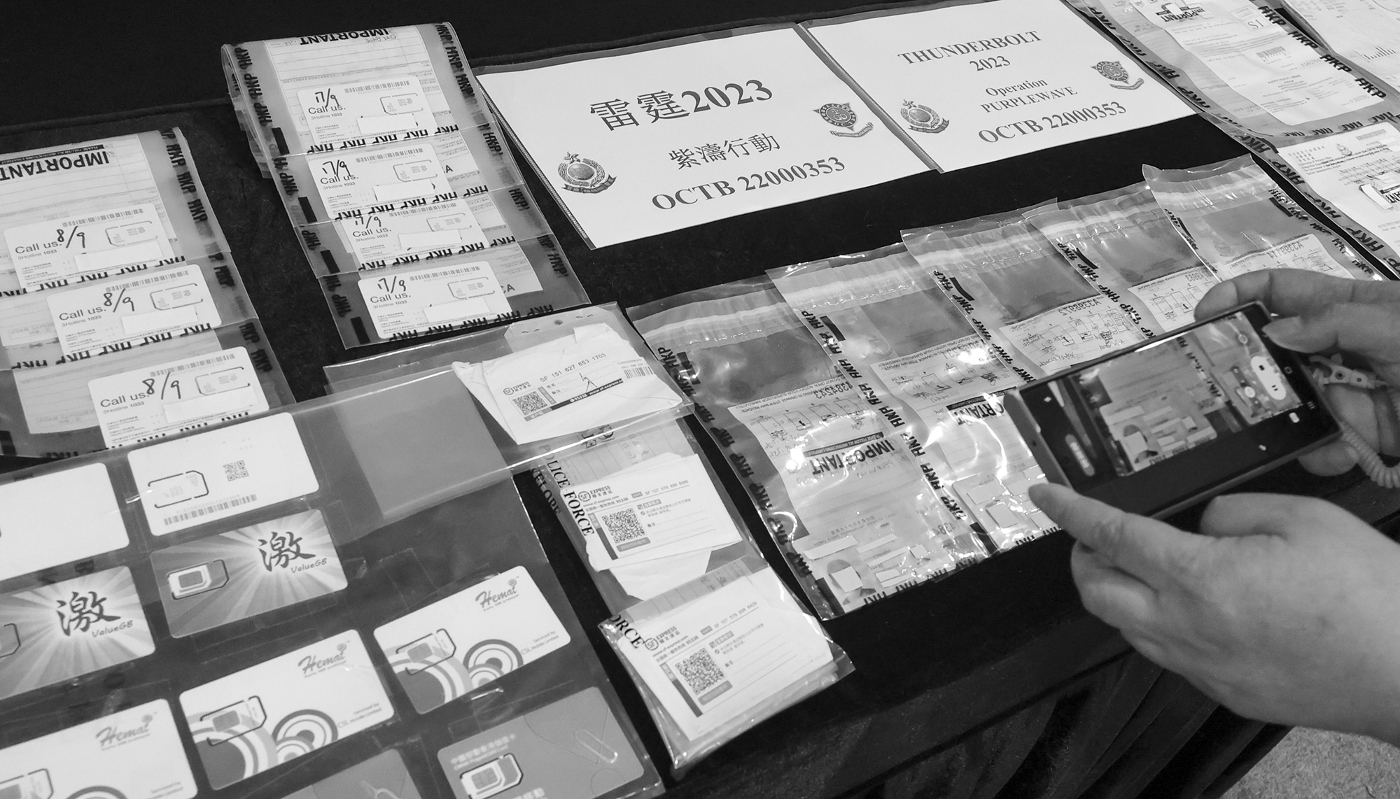 Conférence de presse au siège de la police à Wan Chai, à Hong Kong, le 20 septembre 2023, au sujet d'une opération menée contre un réseau criminel transfrontalier impliqué dans un trafic de faux documents.