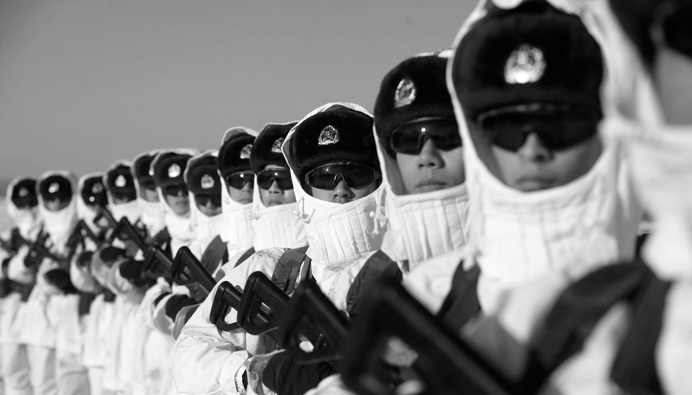 Des recrues de l'Armée populaire de libération (APL) chinoise patrouillant à la frontière entre la Chine et la Russie dans la province du Heilongjiang, le 27 décembre 2015. Une zone sensible où le PCC prévoit de renforcer la protection des installations militaro-industrielles clés.