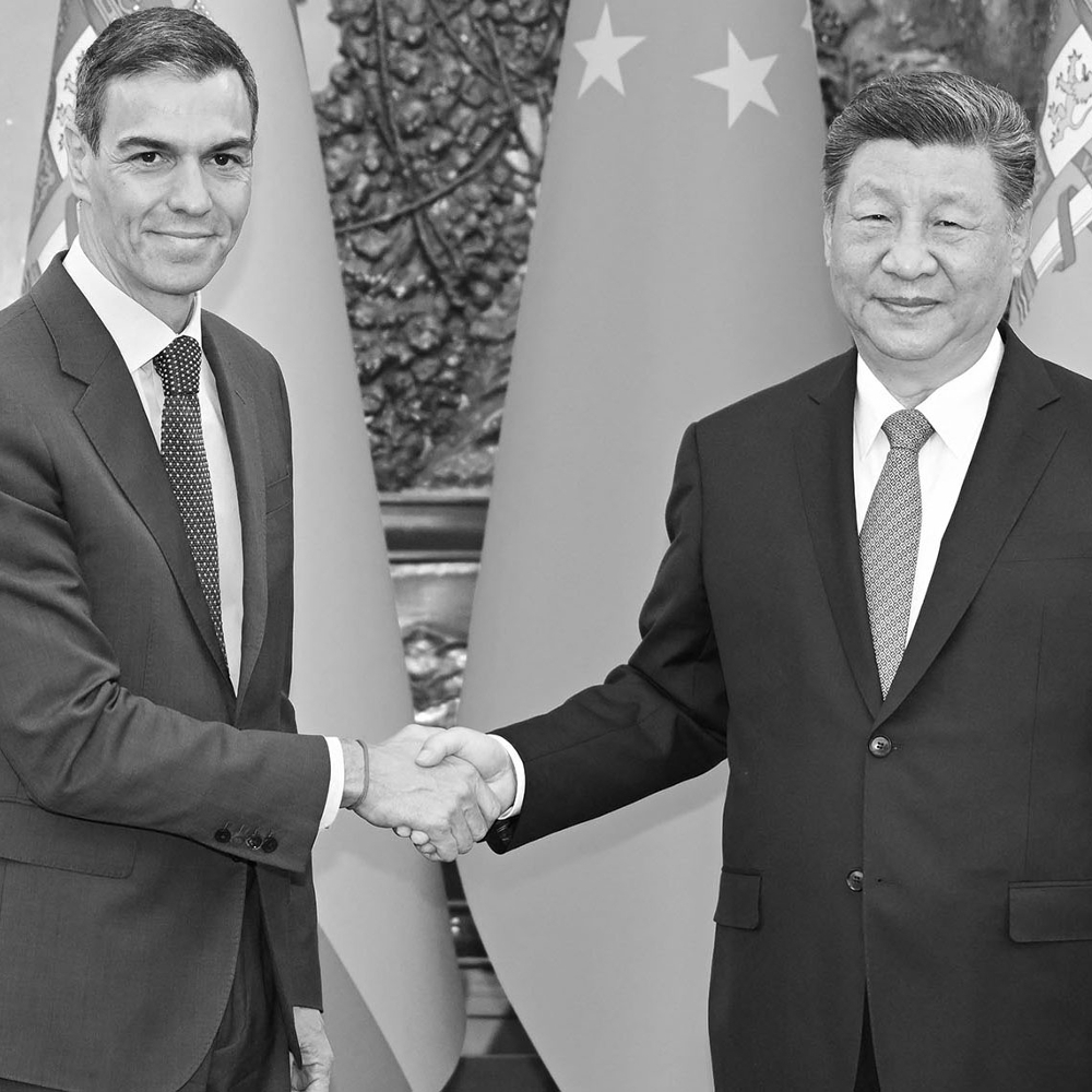 Le premier ministre espagnol Pedro Sanchez et le président chinois Xi Jinping à Pékin le 14 avril 2026.