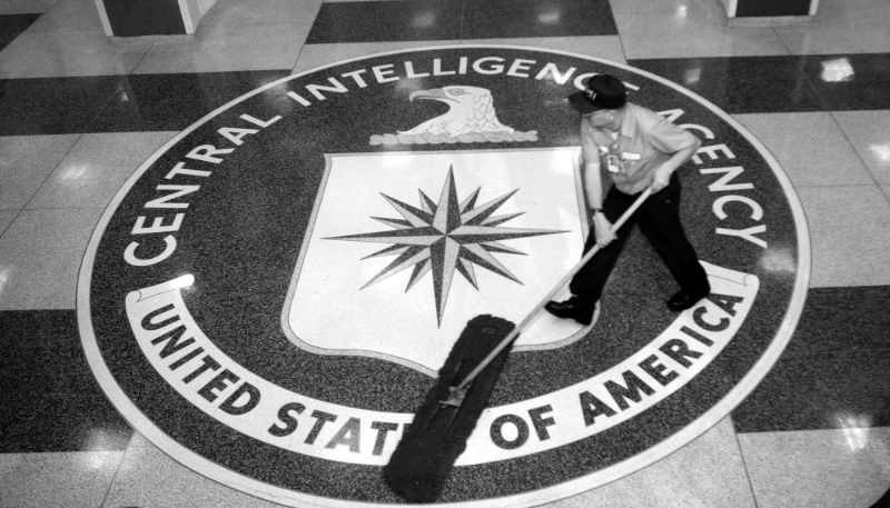 Un employé de la CIA balayant le hall d'entrée du siège de l'agence, à Langley, aux États-Unis.