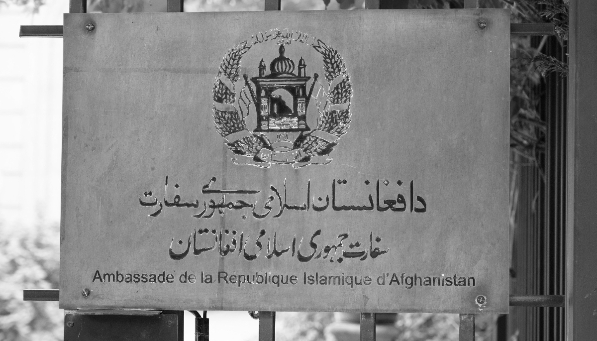 La plaque officielle de l'ambassade d'Afghanistan à Paris.
