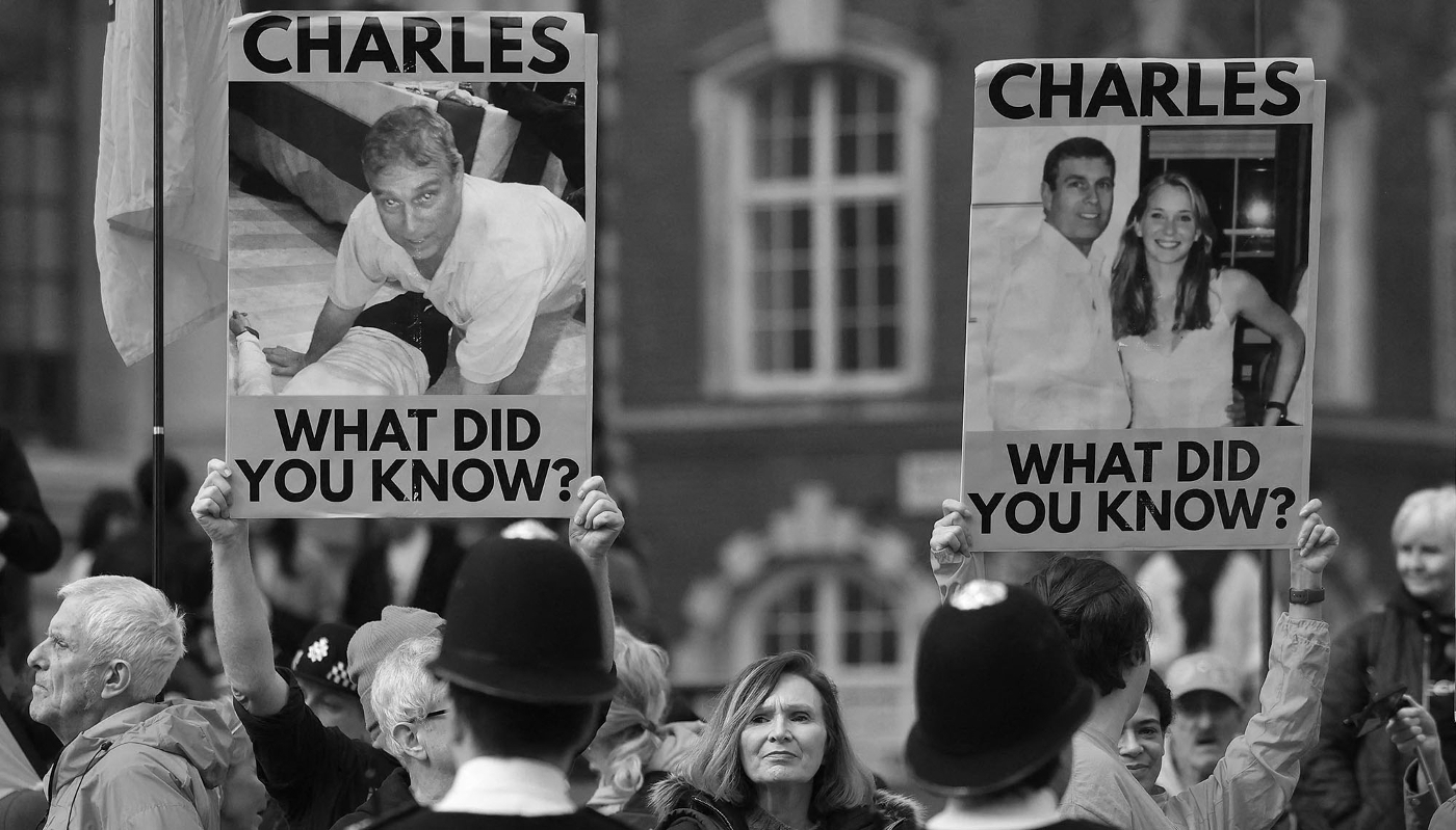 Des manifestants anti-monarchie brandissant des pancartes à l'effigie d'Andrew Mountbatten-Windsor à Londres, le 9 mars 2026.
