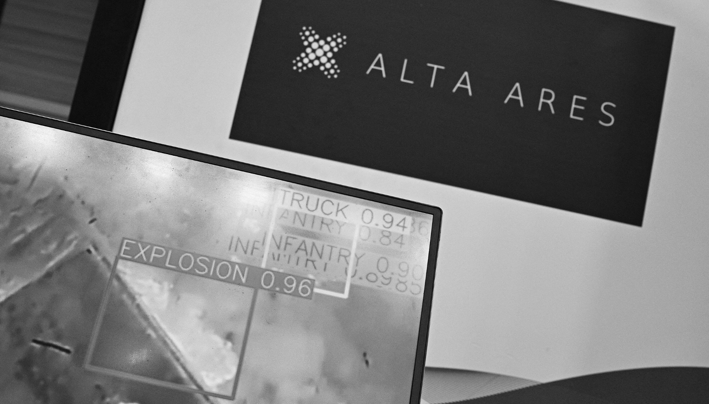 Un écran diffusant des images vidéo filmées par un drone d'Alta Ares présentées lors de la 55e édition du Salon international de l'aéronautique et de l'espace (SIAE) à l'aéroport de Paris-Le Bourget, le 18 juin 2025.