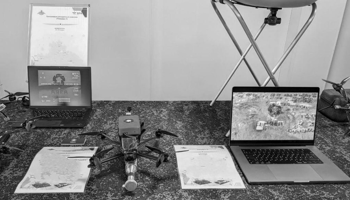 Un drone de type First-person view (FPV) embarquant des briques d'intelligence artificielle (IA), développé par SystemArea.