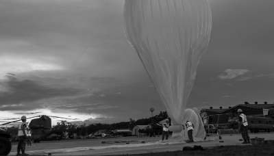 Des soldats de l'armée américaine déploient un ballon stratosphérique aux Philippines, le 1er avril 2022, dans le cadre de l'exercice militaire conjoint Balikatan 22.
