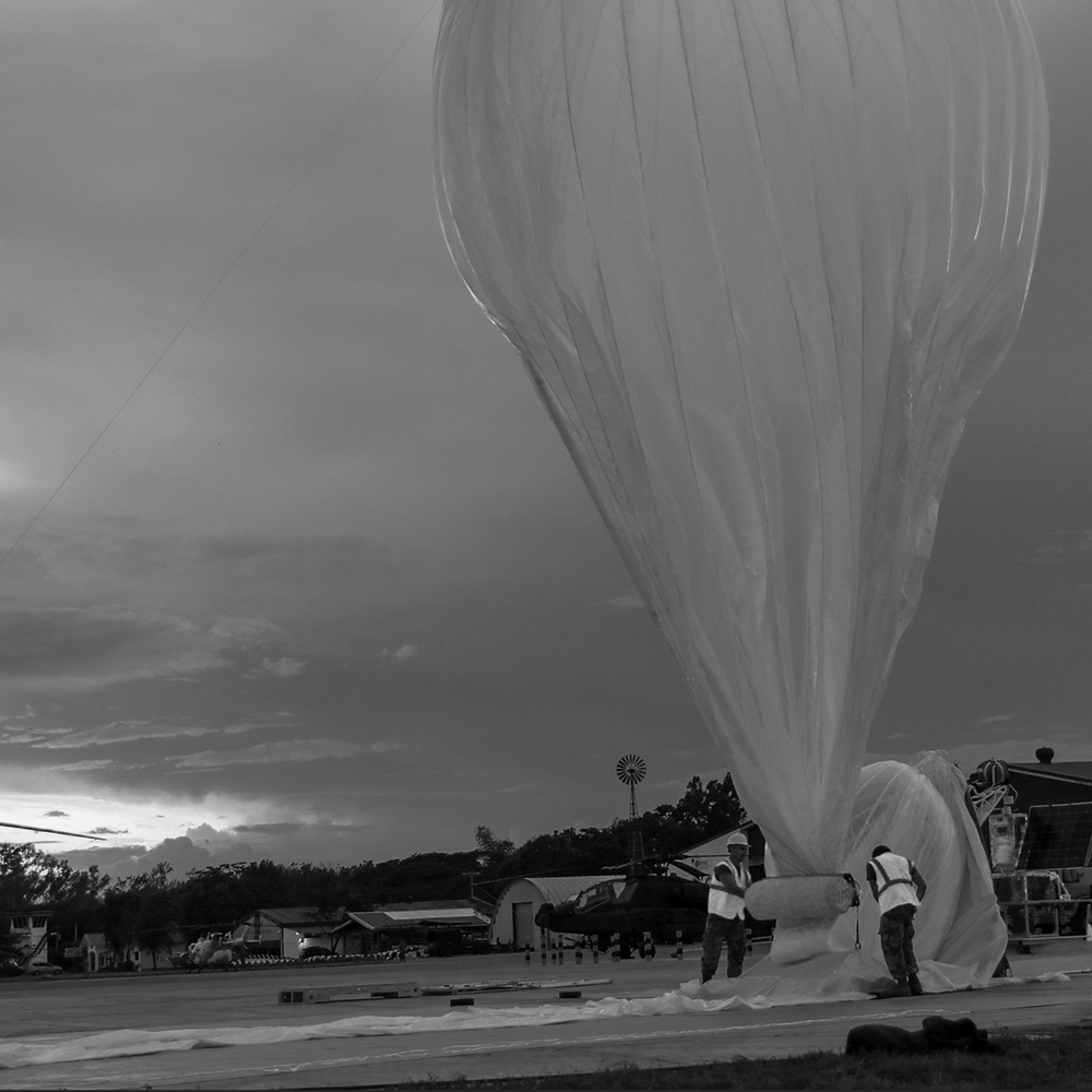 Des soldats de l'armée américaine déploient un ballon stratosphérique aux Philippines, le 1er avril 2022, dans le cadre de l'exercice militaire conjoint Balikatan 22.