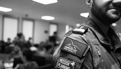 Un officier français chargé de la planification des missions à la base aérienne 101 de Toulouse. 