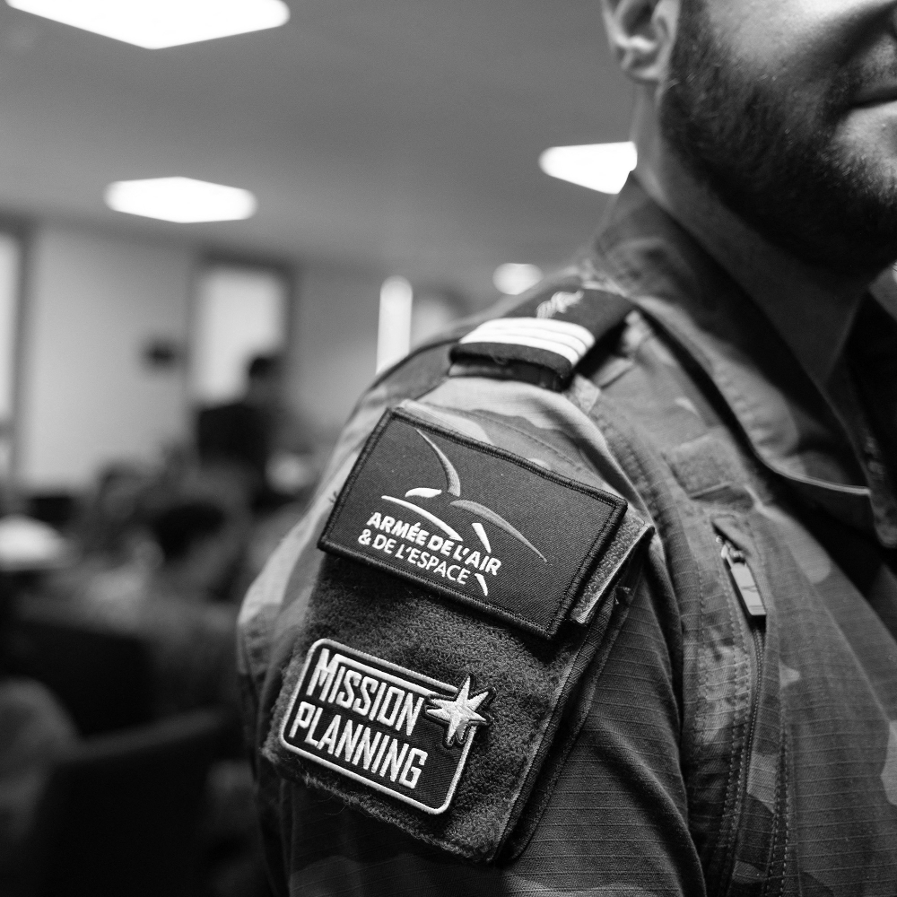 Un officier français chargé de la planification des missions à la base aérienne 101 de Toulouse.