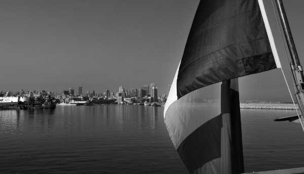 Le drapeau national français photographié devant le port de Beyrouth, le 26 octobre 2020.
