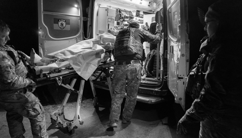 Transfert d'un soldat blessé près de la ligne de front dans la région de Kharkiv, en Ukraine, le 25 mai 2025.