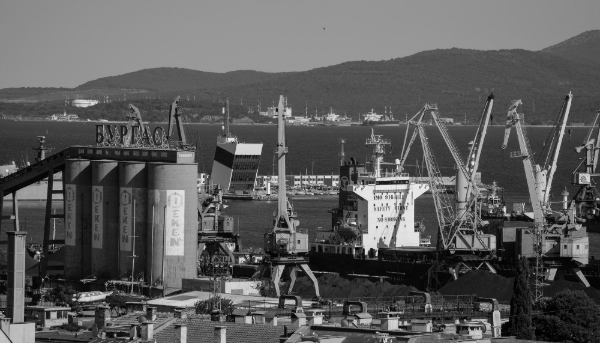 Vue aérienne du port bulgare de Burgas. La partie du port baptisée Europe sert de plaque tournante au carburant d’origine russe, selon des documents adressés au FBI.