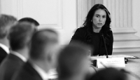 Tulsi Gabbard, directrice du renseignement national américain (DNI), lors d'une table ronde avec le groupe de travail sur la sécurité intérieure, portant notamment sur la lutte contre le trafic de drogue, à Washington, DC, le jeudi 23 octobre 2025. 