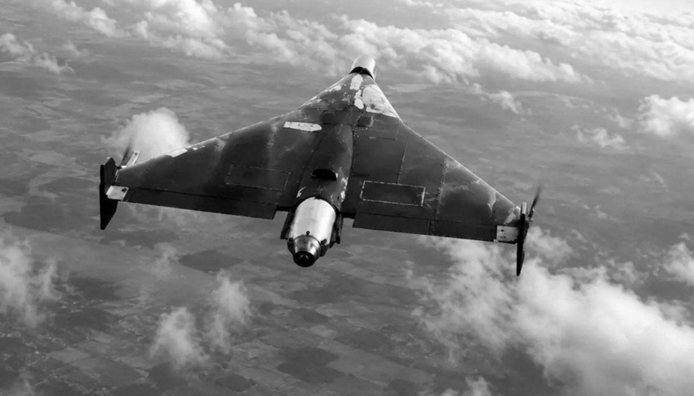 Un drone kamikaze à réaction Geran-4 russe dans le ciel ukrainien.