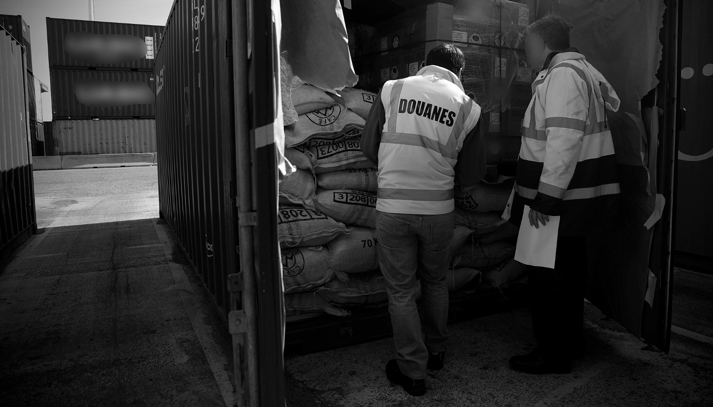 Opération de contrôles des douanes françaises sur du café dans le port du Havre, le 27 mars 2017.