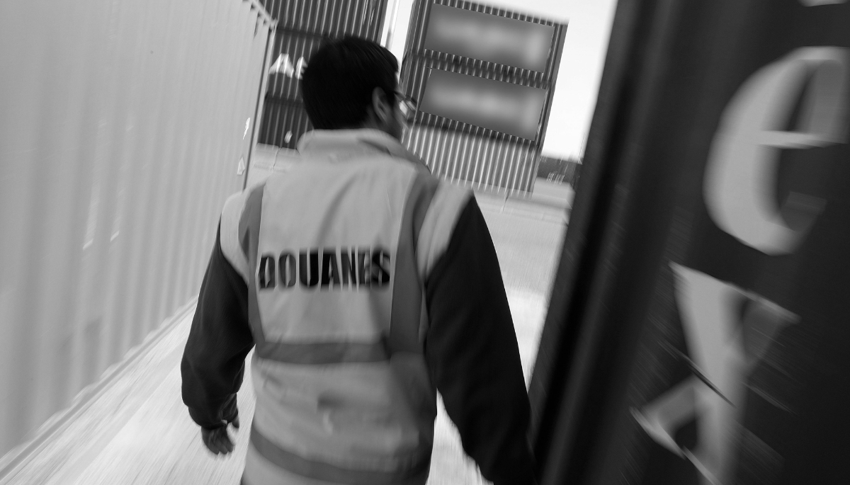 Opération de contrôles des douanes françaises dans le port du Havre, le 27 mars 2017.