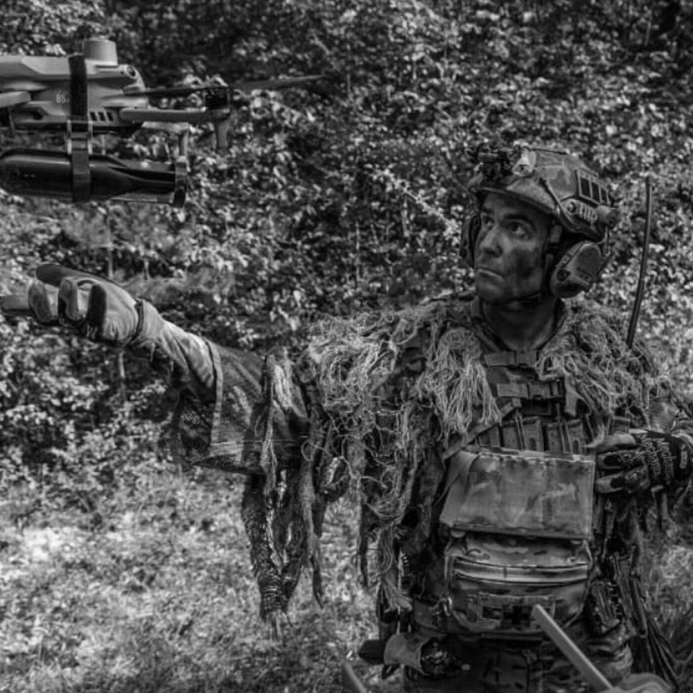 Un opérateur d'une section de reconnaissance de l'armée de terre française pilotant un drone chinois Mavic 3 Entreprise.