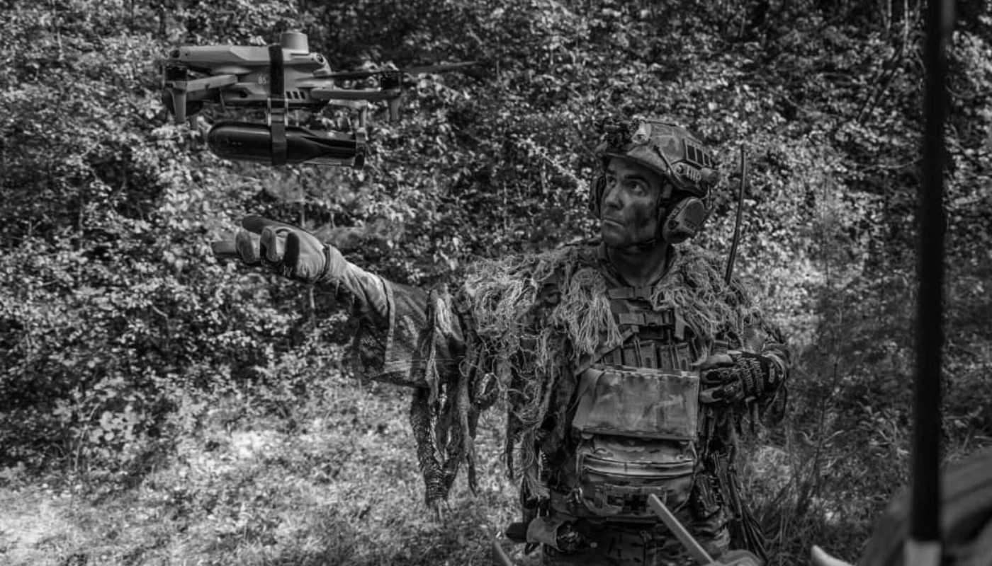 Un opérateur d'une section de reconnaissance de l'armée de terre française pilotant un drone chinois Mavic 3 Entreprise.