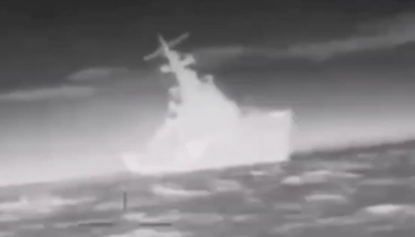 Capture d'écran d'une vidéo présentée comme une attaque de drones navals par les forces spéciales ukrainiennes sur le navire russe Ivanovets, dans la nuit du 31 janvier au 1 février 2024.
