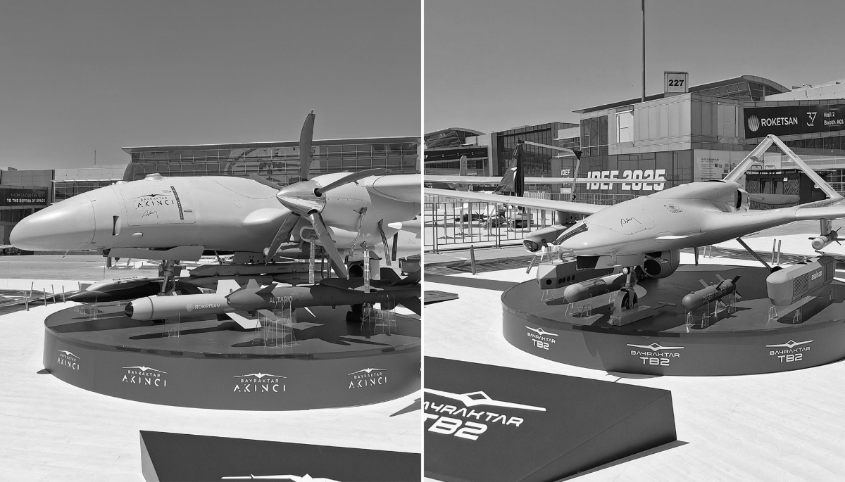 À gauche : un drone Akinci exposé avec un missile Al Tariq. À droite : un drone TB2 exposé avec un missile Desert Sting. Photos prises sur le salon International Defence Industry Fair 2025 à Istanbul, le 24 juillet 2025. 